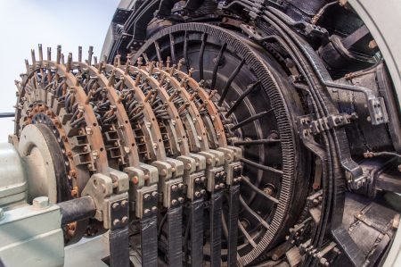Elektrischer Generator im Museo de Carris, Lissabon, Juli 2017
