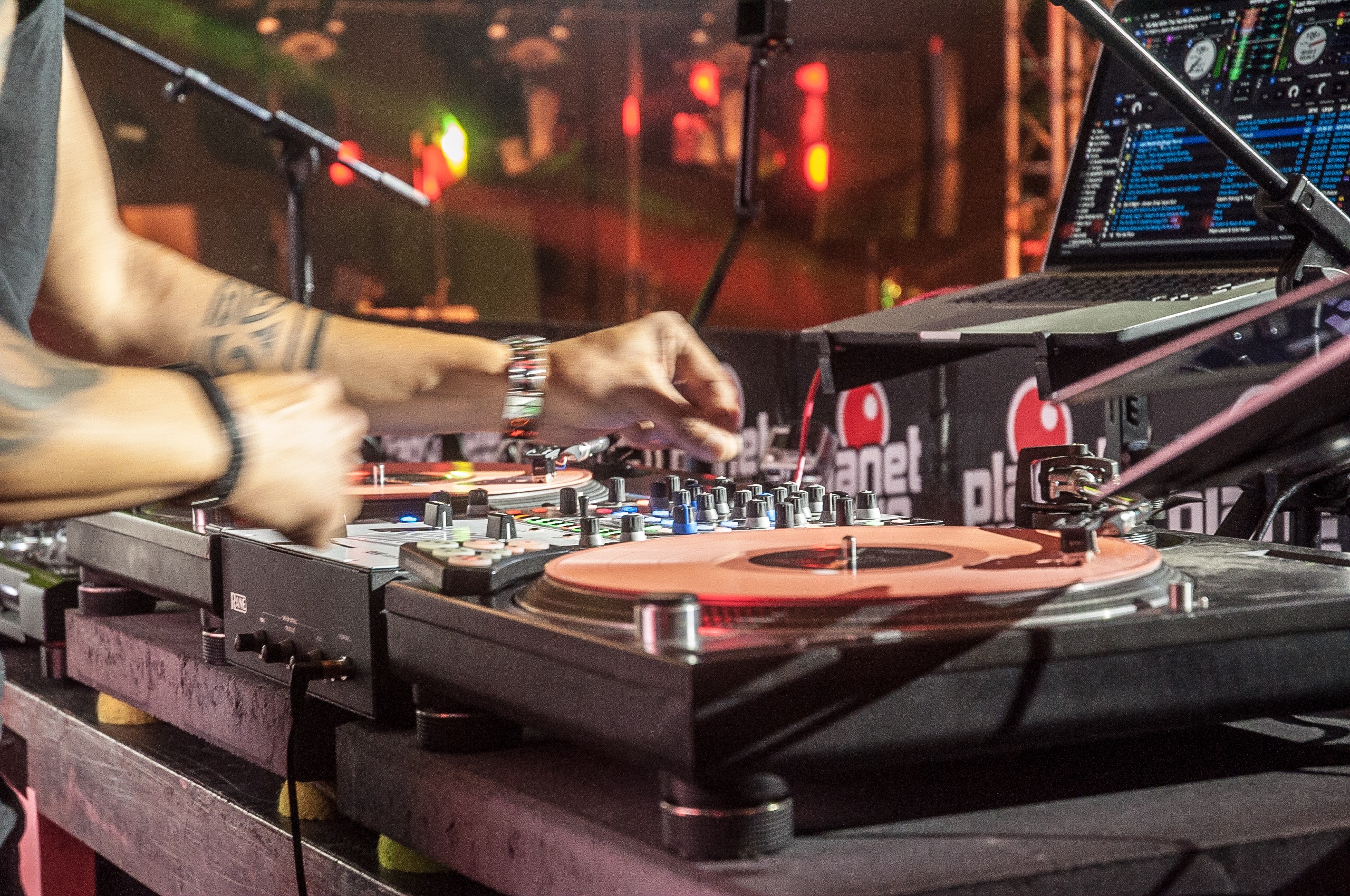 DJ rockt die Halle auf dem Hessentag in Rüsselsheim, Juni 2017