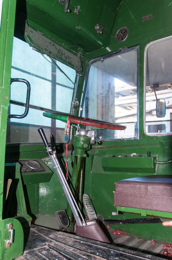Fahrerplatz in einem alten Doppeldeckerbus im Museo de Carris, Lissabon, Juli 2017