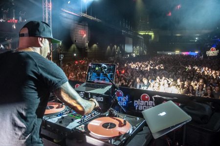 DJ rockt die Halle auf dem Hessentag in Rüsselsheim, Juni 2017