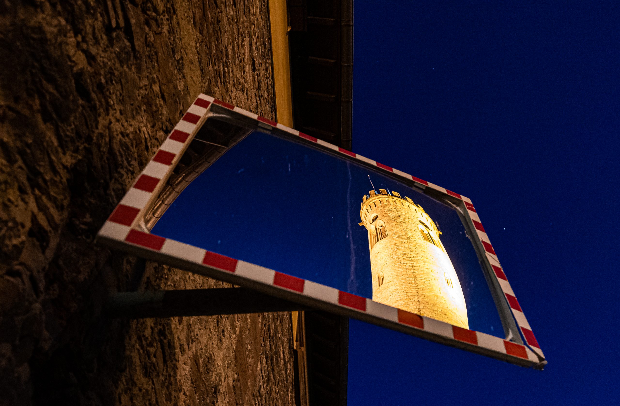 Uhrturm Oppenheim im Spiegel. (Foto: Andreas Lerg)